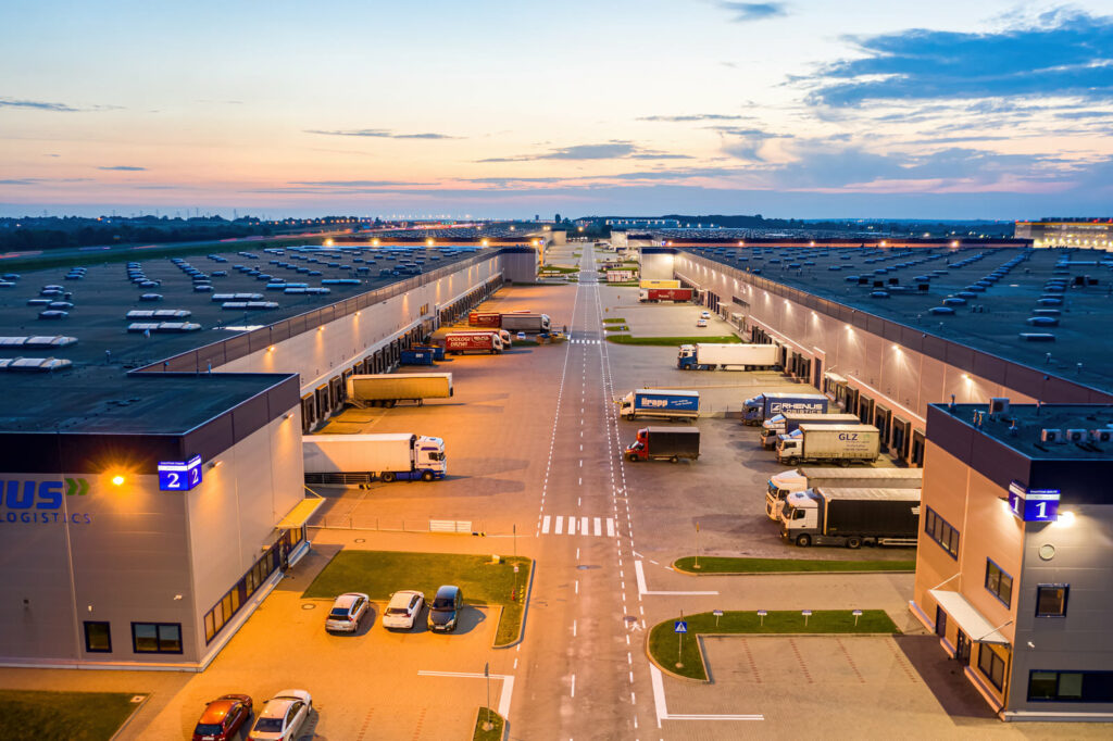 Photographie drone d'un parc logistique AEW au coucher du soleil