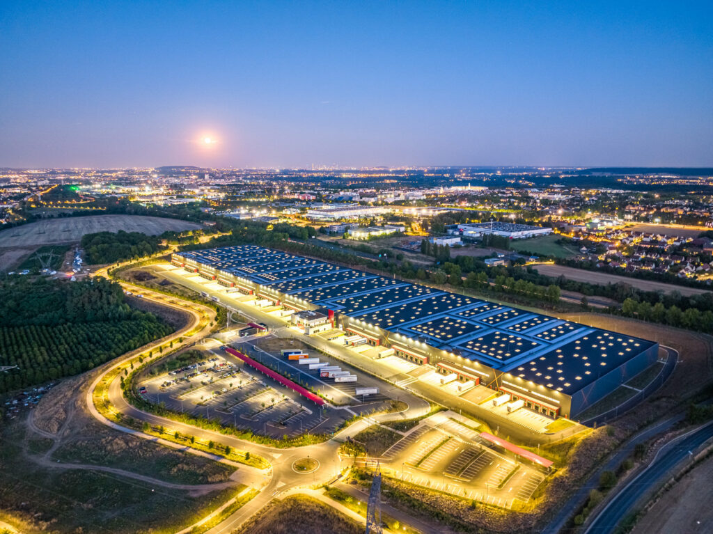 photo drone d'un entrepôt logistique