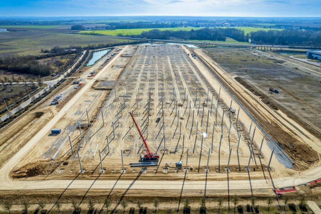 photographie drone du chantier d'un entrepôt logistique en construction