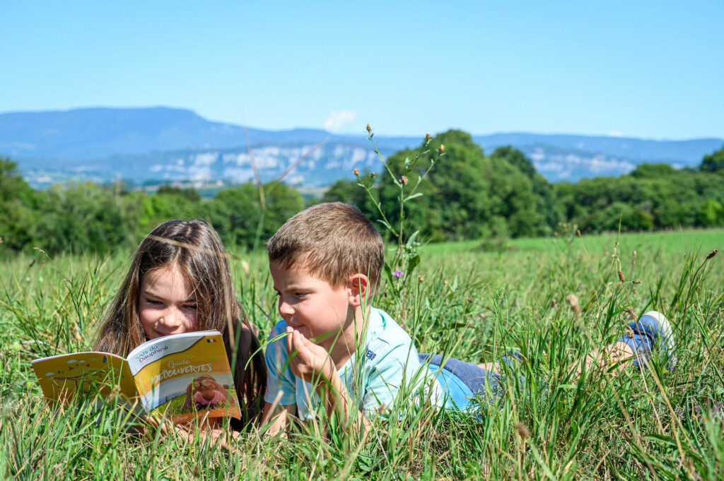 Jeunes enfants lisant dans la nature - valorisation de la vie familiale et éducative en milieu rural