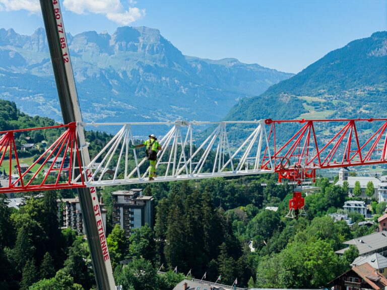 reportage photo drone : installation d'une grue
