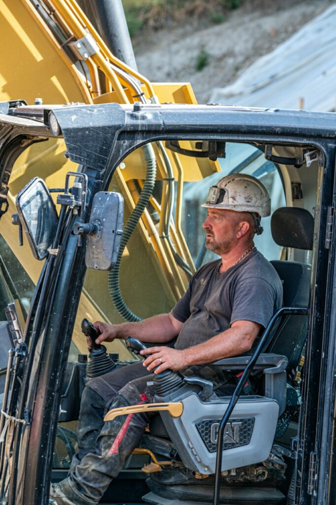 photographie suivi de chantier pour le groupe legendre immobilier : zoom conducteur pelleteuse