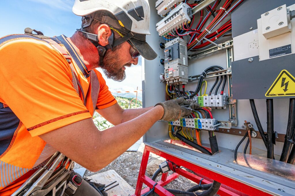 photographie suivi de chantier pour le groupe legendre immobilier : portrait pour raccordement électrique d'une grue