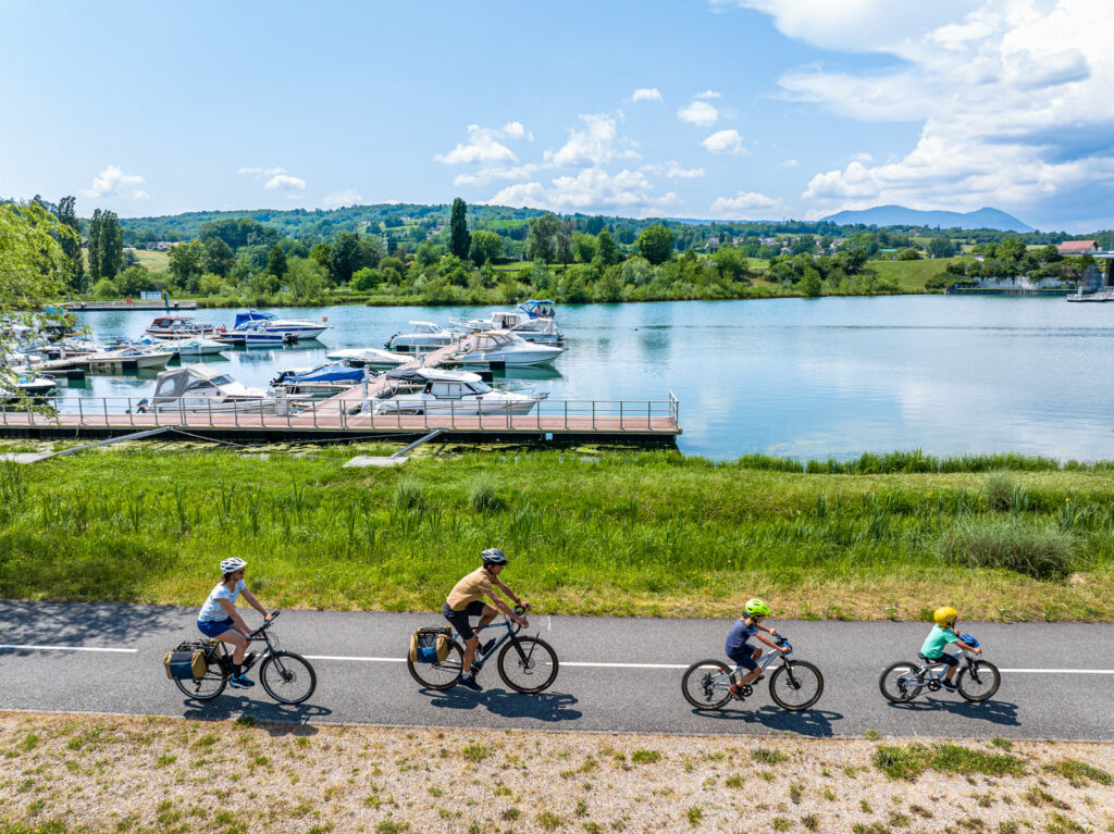 Reportage photo pour la via Rhona : famille devant un lac