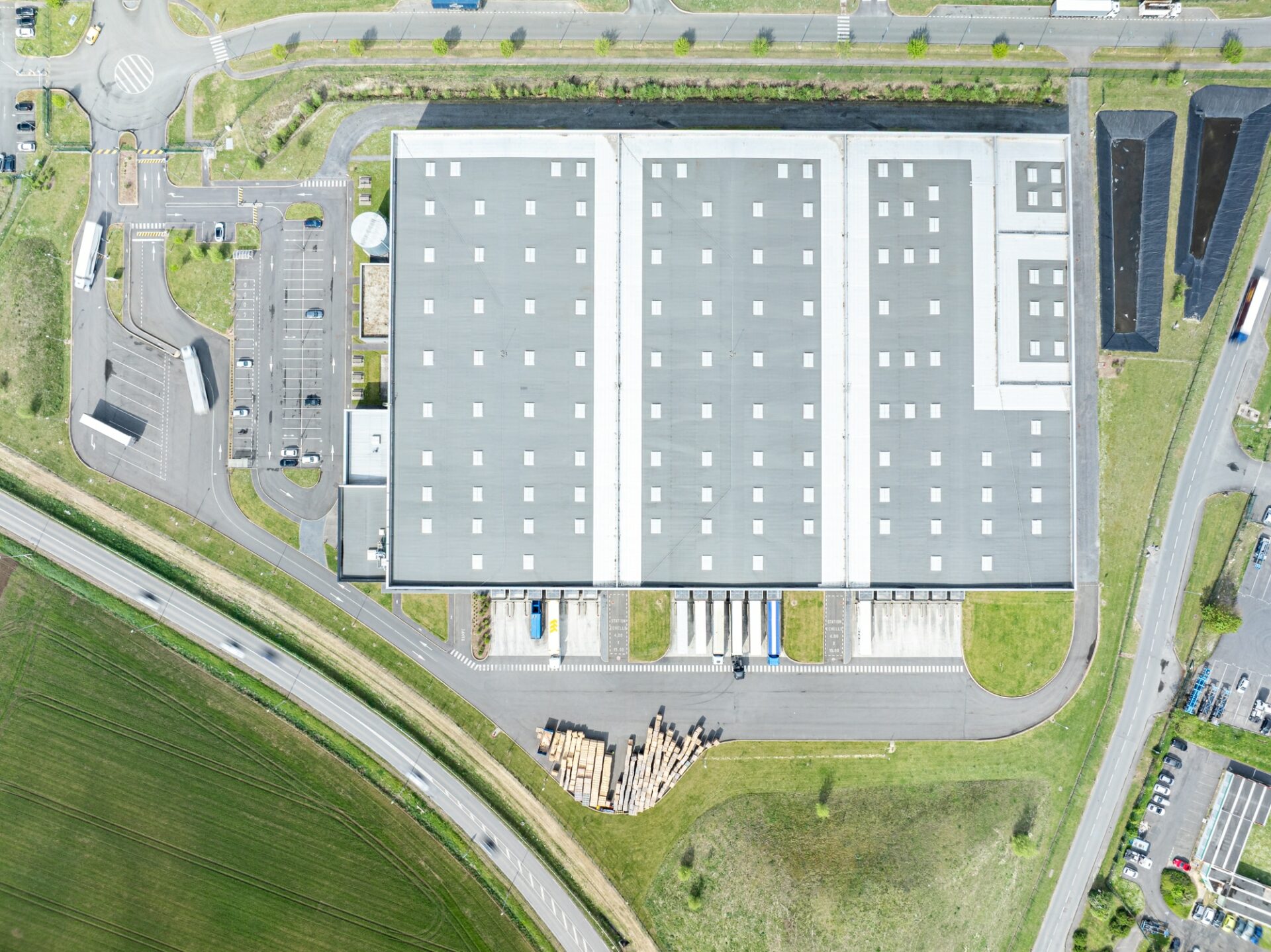 Photographie aérienne verticale d'un entrepôt logistique