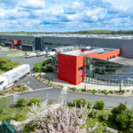 Entrepôt logistique avec un camion en flou de mouvement