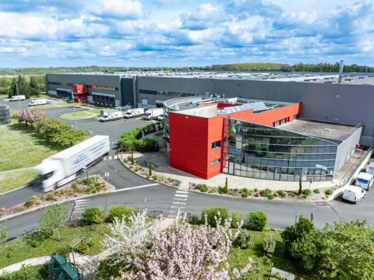 Entrepôt logistique avec un camion en flou de mouvement