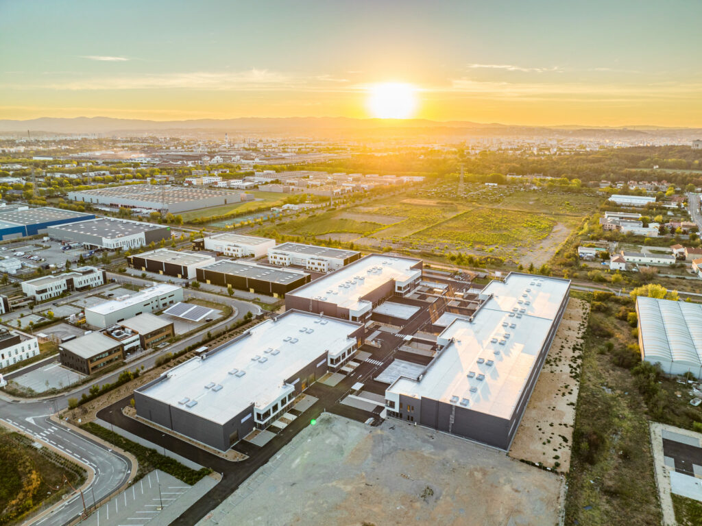 Photo drone artistique au coucher de soleil d'un entrepôt logistique
