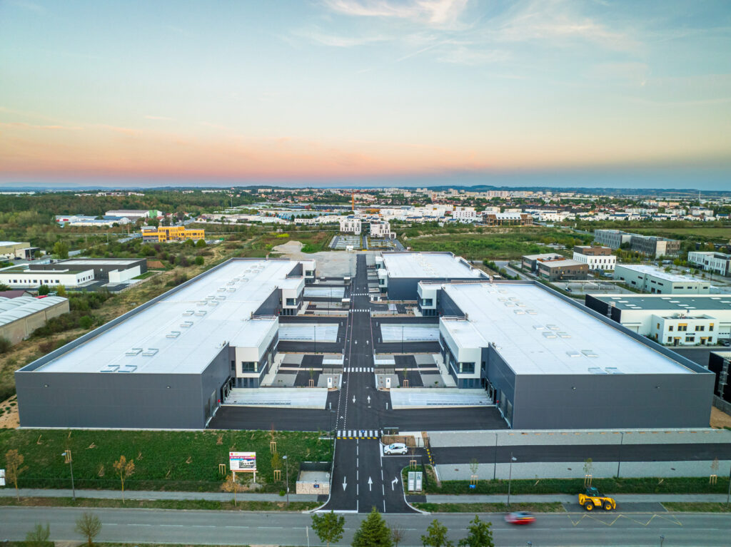 Belles couleurs sur deux entrepôts logistiques proches de Lyon (drone)