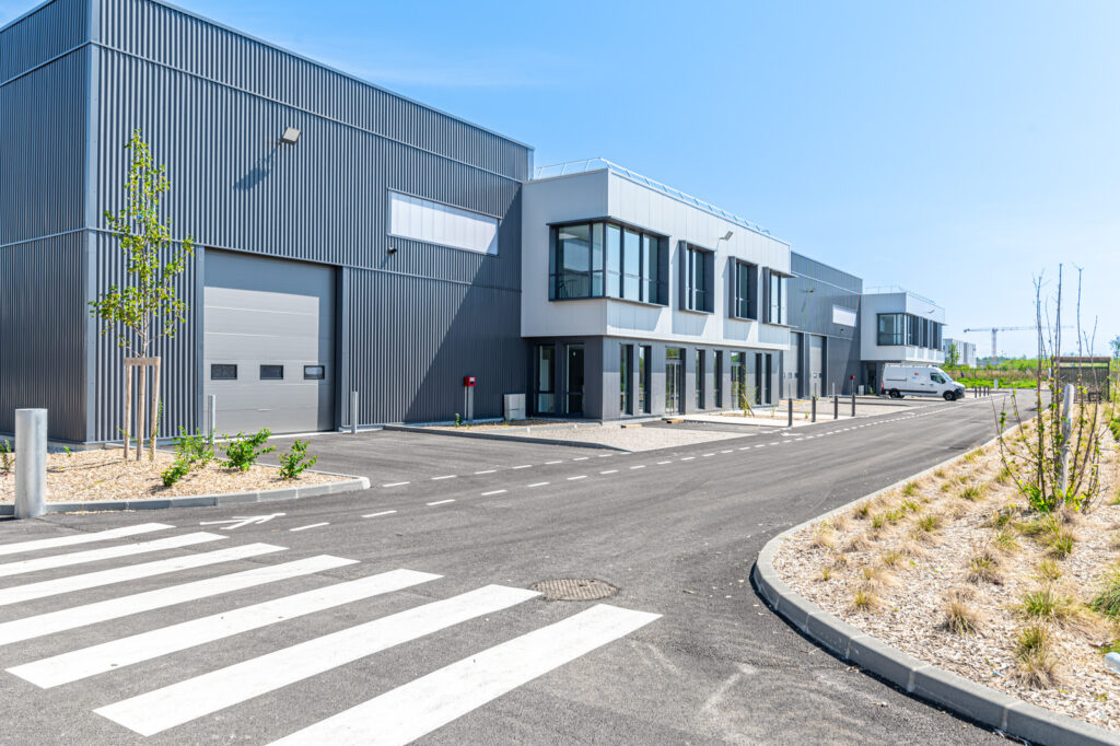 Façade, portes à quai d'un bâtiment d'activités proche de Lyon