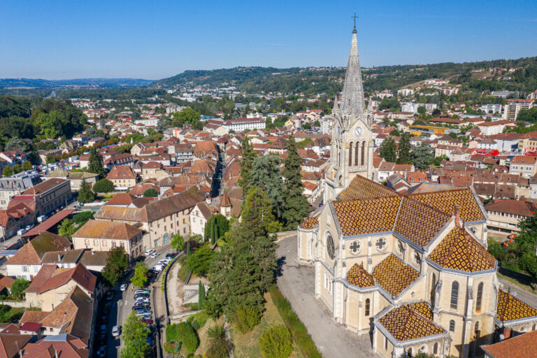 Vue drone de la tour du pin, et sa cathédrale