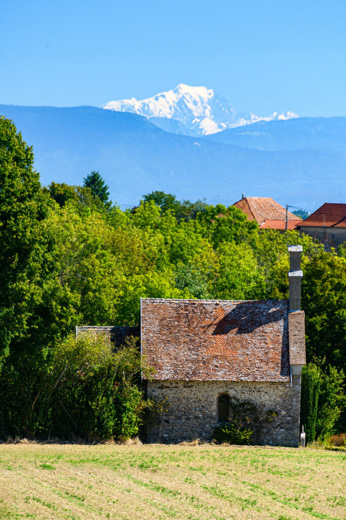Photo nommée d'une chapelle avec le mont blanc en arrière plan
